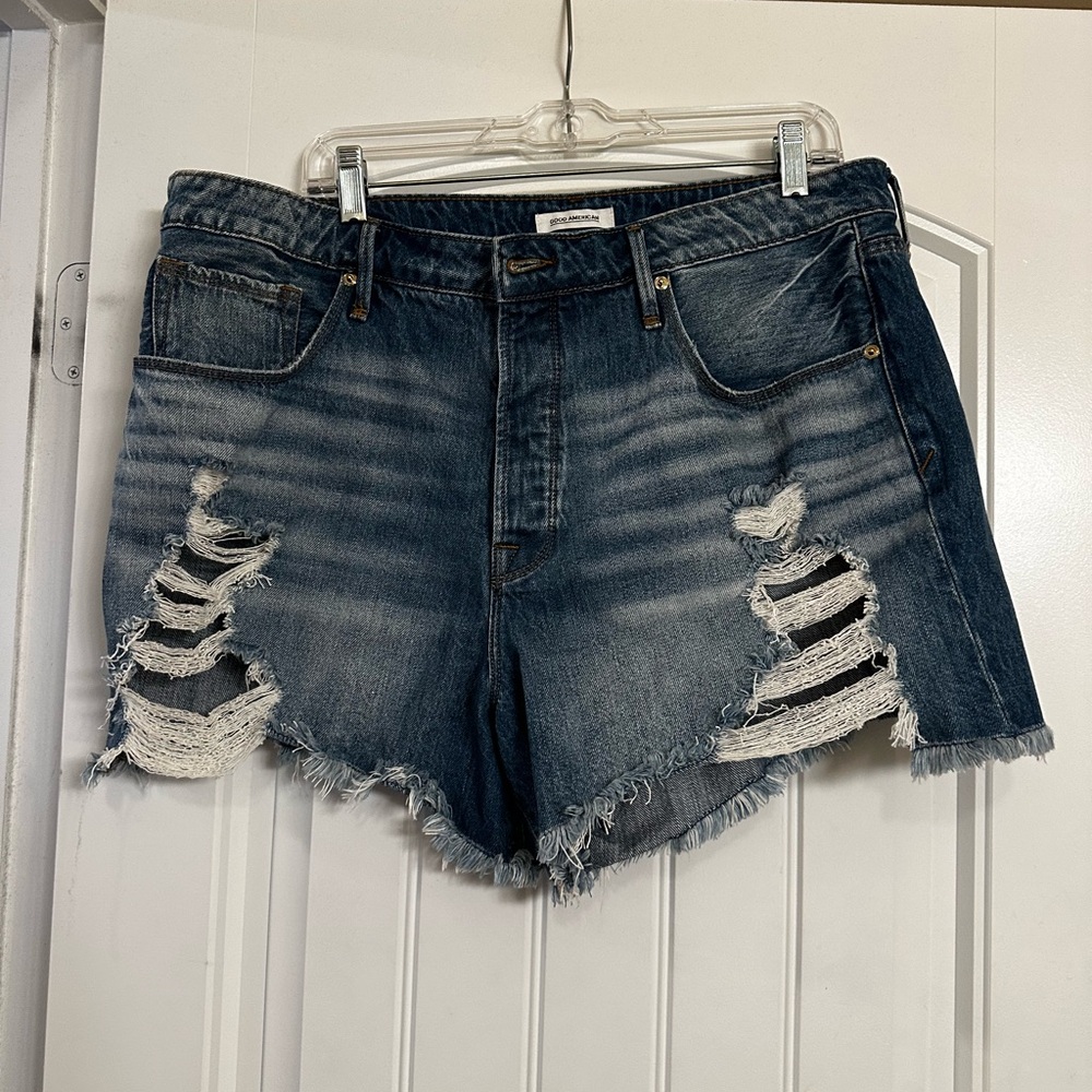 Good American Distressed Denim Shorts size 15/33